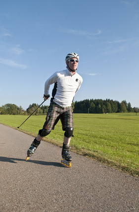 Mann, der Nordic Blading betreibt.