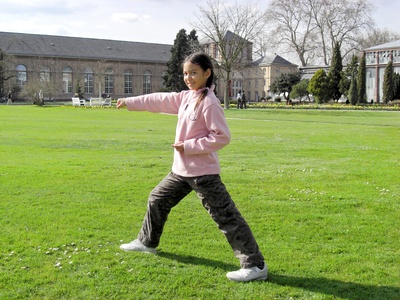 Chinesisches Mädchen übt Tai Chi im Park © theogott - Fotolia.com