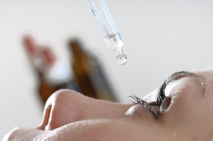 Augentropfen Arznei mit Pipette © Gerhard Seybert - Fotolia.com