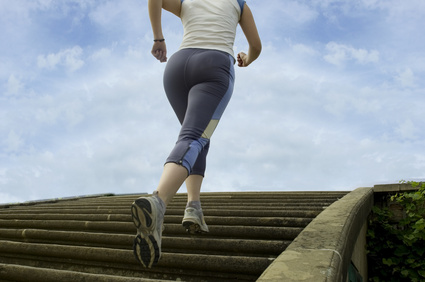 frau, die eine Treppe hochjoggt.