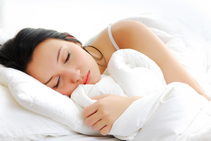 Frau schläft in ihrem Bett