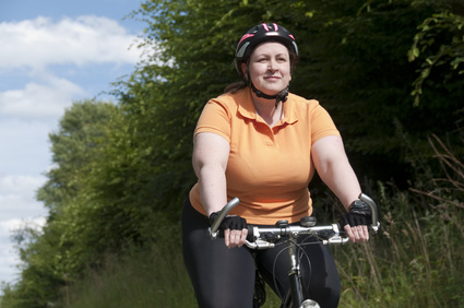 Übergewichtige Frau fährt Fahrrad