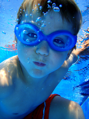 Junge unter Wasser im Schwimmbad 