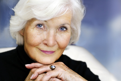 Seniorin lächelt  charmant © tbel - Fotolia.com