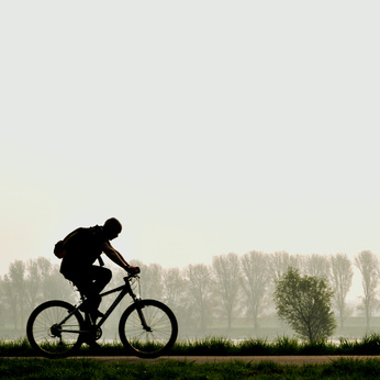 Mann, der Fahrrad fährt