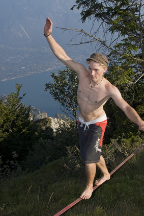 Junger Mann, der Slackline betreibt