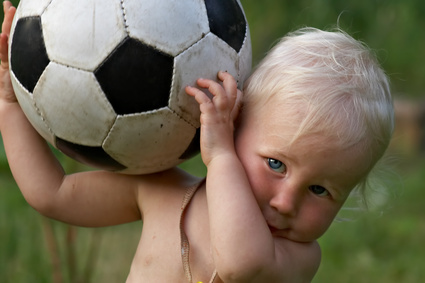 Kind mit Fußball
