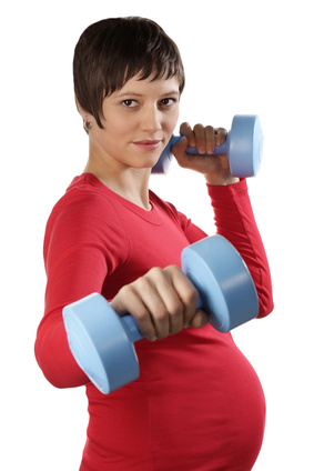 Schwangere junge Frau beim Fitness Training mit Hanteln 