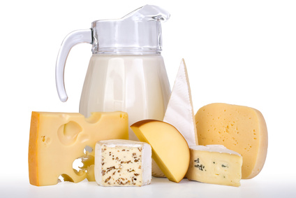 Milch und verschiedene Käsesorten