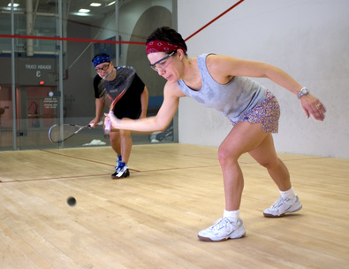 Frau und Mann spielen Squash