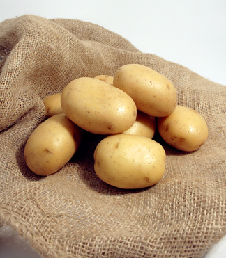 Kartoffeln auf einem Leinensack