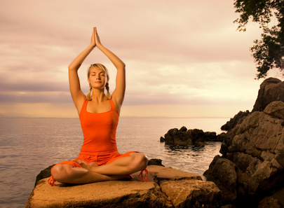 Frau macht Yoga