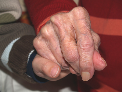 alte Frau hält die HAnd eines Kindes