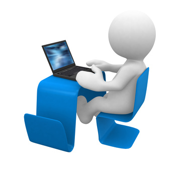 Figur sitzt vor einem Laptop