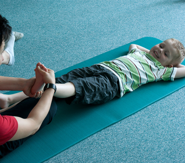 Physiotherapie bei einem Kind