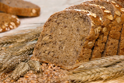 Mehrkornbrot dekoriert mit Getreide  