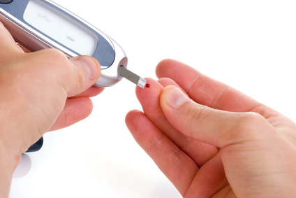 Diabetiker nimmt sich Blut ab