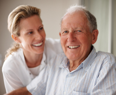 Senior mit einer Krankenpflegerin