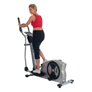 Frau steht auf einem Crosstrainer