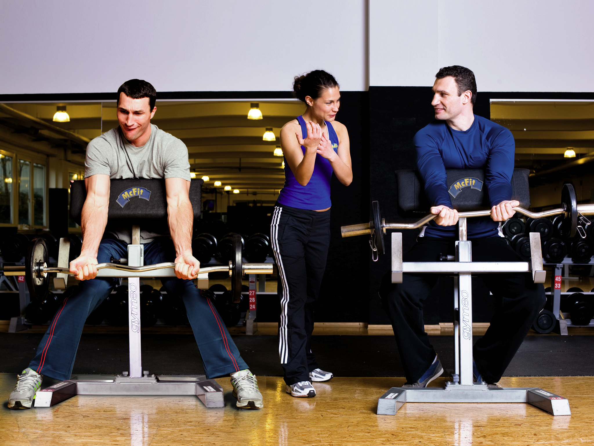 Klitschkos und eine Frau im Fitnessstudio