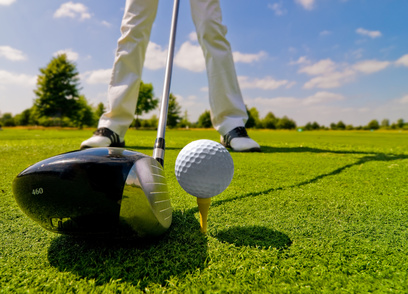 Golf auf dem Rasen bei Sonnenschein