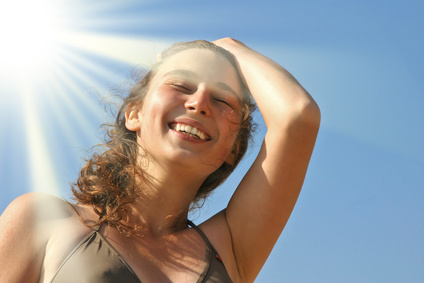 Frau steht in der Sonne