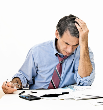 Depression Depressiver, besorgter mann an einem Schreibtisch