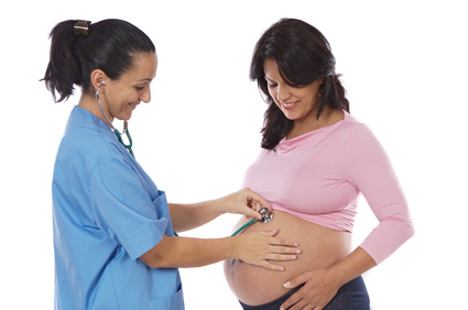 Hebamme untersucht Schwangere