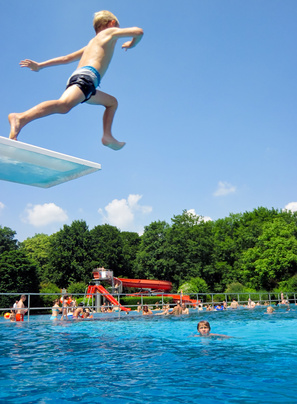 freibadbesuch Ohrentzündung Junge springt ins Wasser