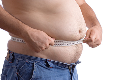 übergewichtiger mann mit maßband um den Bauch