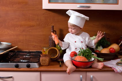 Kinder-Ernährung baby zwischen Gemüse