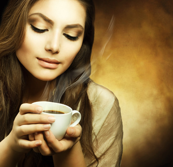 Kaffeegenuss Frau genießt Tasse Kaffee