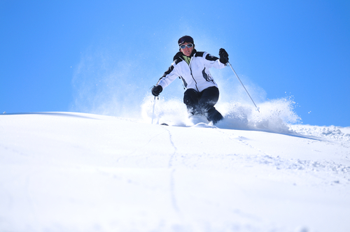 skifahrer in modischer outdoorjacke