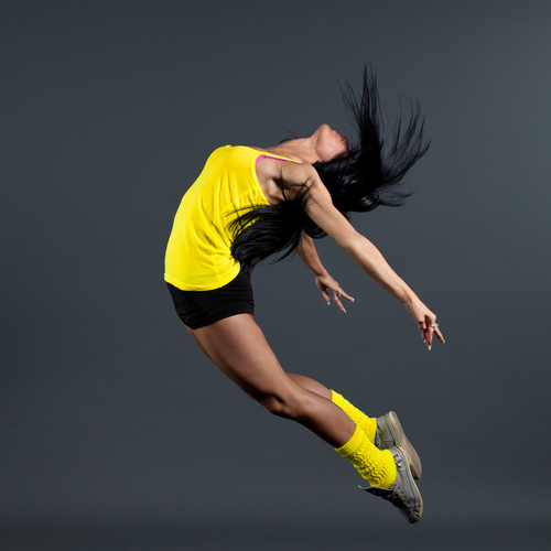 Sportlerin mit schönen schwarzen Haaren