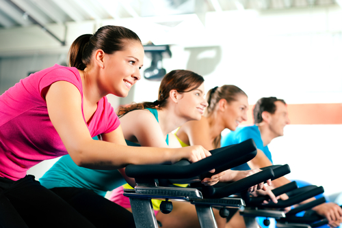 junge frauen beim spinning