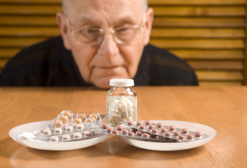 Zu viele verschiedenen Medikamente können bei Senioren zu unerwünschten Nebenwirkungen führen