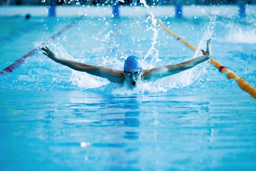 männlicher Schwimmer schwimmt im Schmetterling-Stil