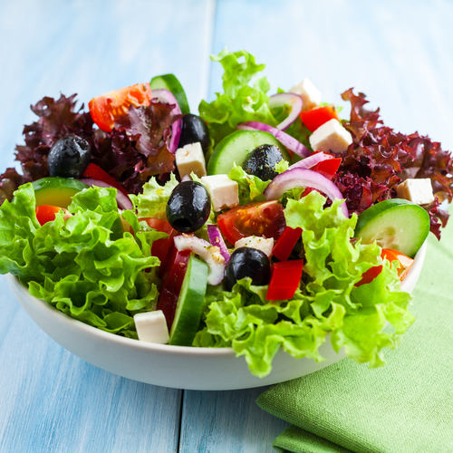 gemischter Salat mit Oliven, Paprika, Grken, Tomaten etc.