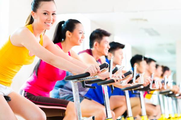 Bei vielen Fitnessgeräten ist ein Pulsmesser bereits intigriert.